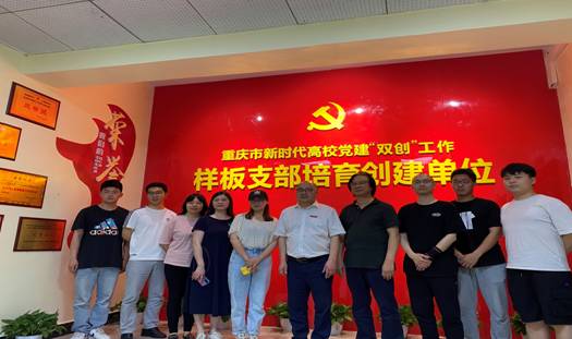 进行公寓特色文化墙绘设计的现场测量