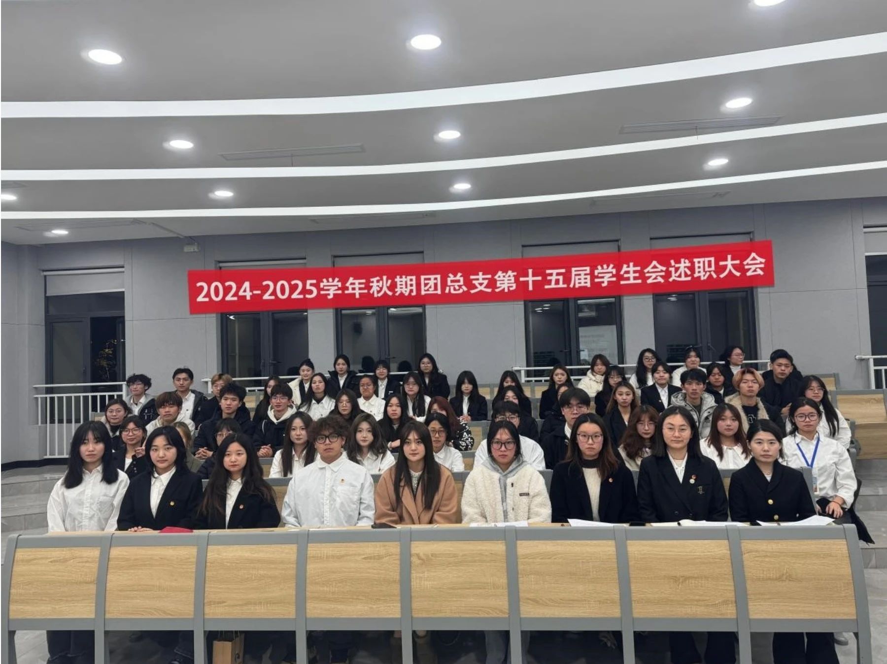 同时叮嘱同学们感恩父母